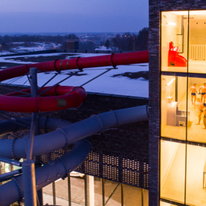 2018-03-03 aerofotografia basen europa lidzbark lotnicze luminacja mazurskie mazury noc oswietlenie plywalnia poland rekreacja termy warmia warminski warminskie warminsko wieczor woj. warm-maz wojciech wojcik www.fotowojcik.pl z lotu ptaka zima  201803035